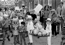 127452 Afbeelding van verklede kinderen tijdens een buurtfeest in de Riemstraat te Utrecht.